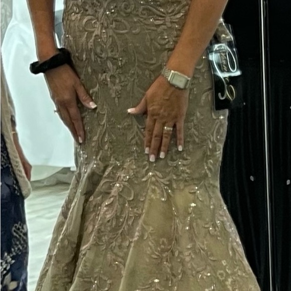 Mother of the Bride/Mother of the Groom Trumpet Style Gown - Picture 7 of 10